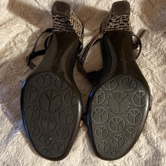 DONALD J PLINER PEGGY LEATHER T-STRAP HEELED SANDAL Sz 8 - Picture 12 of 16